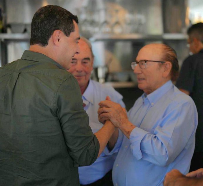 El presidente de la Junta de Andalucía, Juanma Moreno, saluda a 'Fosforito' en la imagen que Moreno ha usado en la publicación en redes en la que lamenta la muerte del famoso artista flamenco.