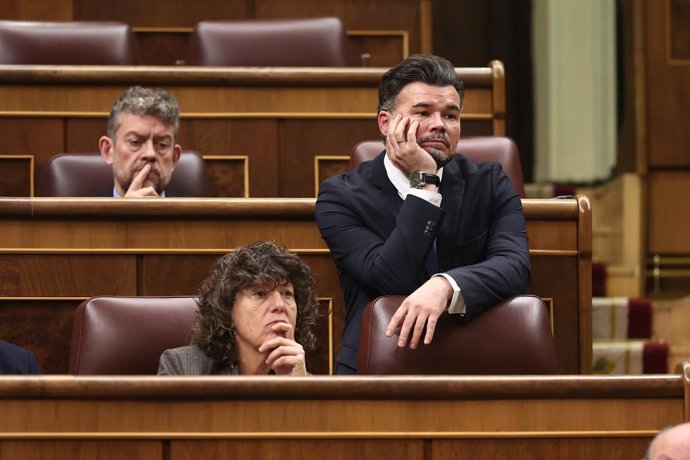 El portavoz de ERC en el Congreso, Gabriel Rufián (d), durante una sesión de control al Gobierno, en el Congreso de los Diputados, a 12 de noviembre de 2025, en Madrid (España).