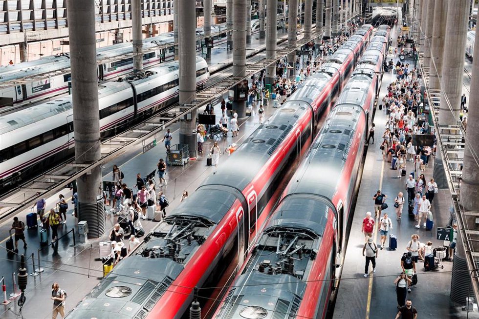 Archivo - Varias personas en los uno de los andenes de la estación Puerta de Atocha-Almudena Grandes, d 