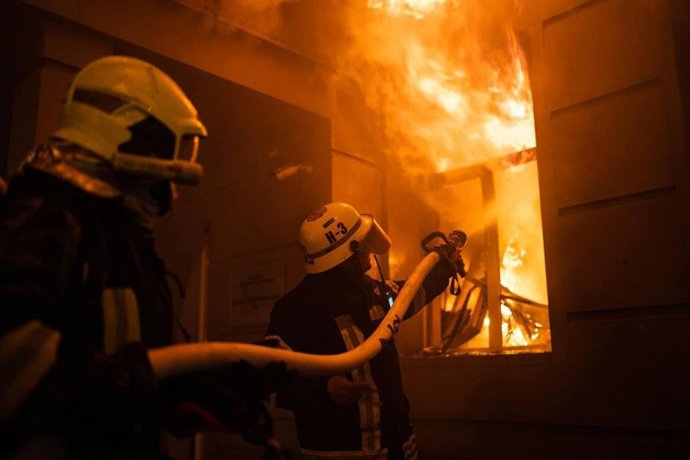Archivo - Arquivo - Imagem de arquivo de bombeiros apagando um incêndio após um ataque russo em Odessa.