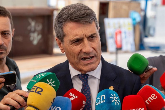 Archivo - El delegado del Gobierno central en Andalucía, Pedro Fernández, atiende a los medios.