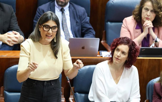 La portavoz de Más Madrid en la Asamblea de Madrid, Manuela Bergerot (i), interviene durante una sesión plenaria en la Asamblea de Madrid.