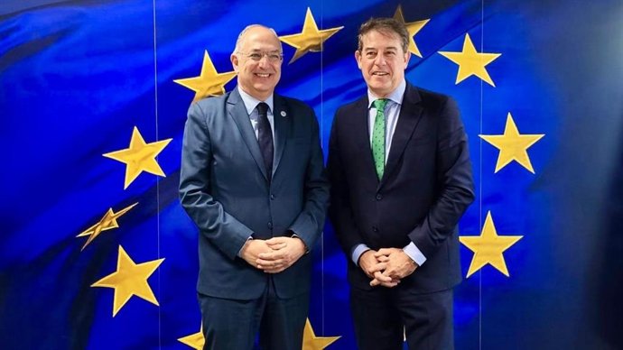 O líder dos socialistas galegos, José Ramón Gómez Besteiro, e o comisario de Pesca, Costas Kadis