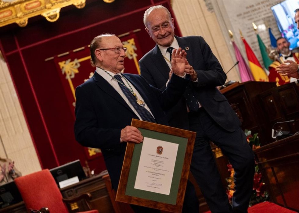 Imagen de archivo de la entrega de la medalla de la ciudad de Málaga a Antonio Fernández Fosforito