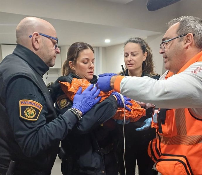 Agentes de la Policía Local de València asisten a una joven que ha dado a luz en su domicilio, en el barrio de El Cabanyal.