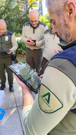 Imagen de un agente de medio ambiente de la Junta de Andalucía.