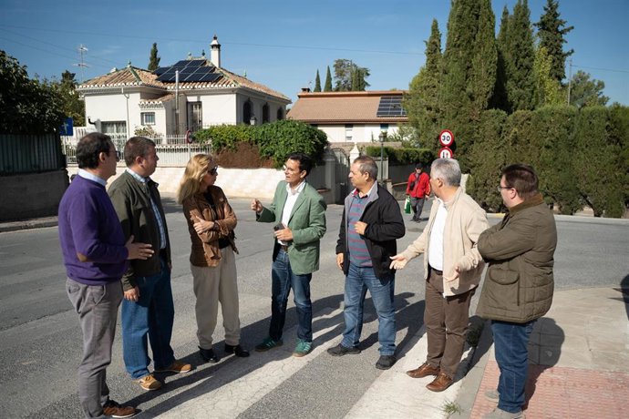 Visita del grupo del PSOE en la Diputaición de Granada a la calle Leñadores, en el límite con Monachil