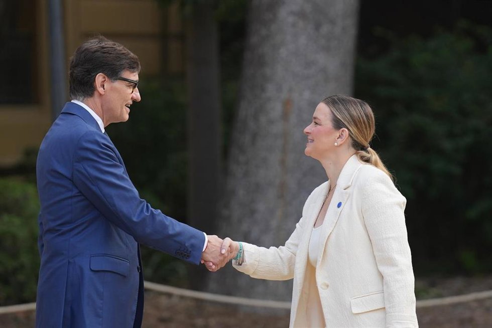Archivo - El presidente de la Generalitat de Cataluña, Salvador Illa, saluda a la presidenta de Baleares, Marga Prohens, a su llegada a la XXVIII Conferencia de Presidentes, en Palau de Pedralbes de Barcelona, a 6 de junio de 2025, en Barcelona, Catalun
