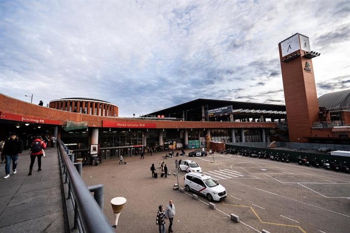 Archivo - Archivo.- Uno de los accesos a la estación de Cercanías de Puerta de Atocha-Almudena Grandes