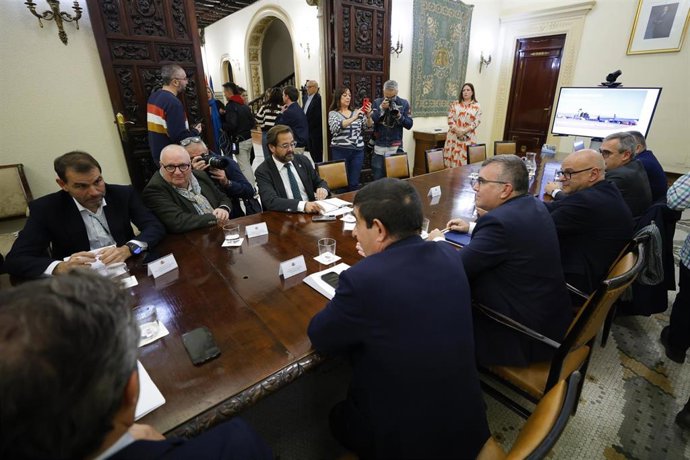 La Mesa del Aeropuerto Federico García Lorca en su reunión de este pasado miércoles en la Subdelegación del Gobierno en Granada