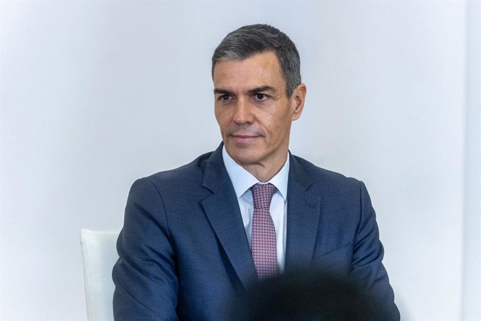 El presidente del Gobierno, Pedro Sánchez, preside con S.M. el Sultán de Omán, Haitham Bin Tarik, el acto de firma de acuerdos entre el Gobierno de España y el Gobierno del Sultanato de Omán, en el Palacio de la Moncloa, a 5 de noviembre de 2025, en Madri
