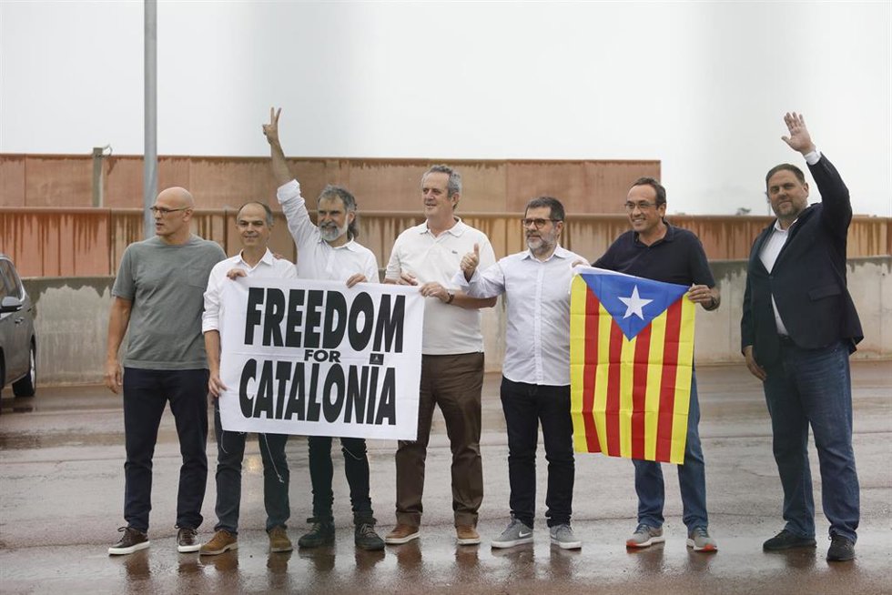 Archivo - (I-D) El exconseller de Asuntos Exteriores, Relaciones Institucionales y Transparencia de la Generalitat Raül Romeva (ERC), el exconseller de la Presidencia y ex portavoz de la Generalitat Jordi Turull (JxCat), el presidente de mnium Cultural