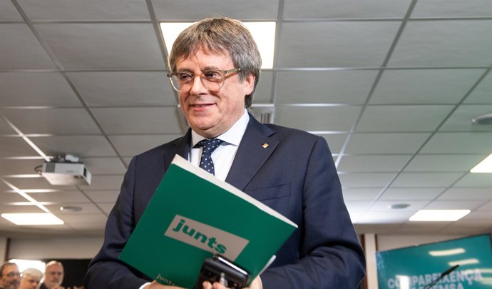 El presidente de Junts, Carles Puigdemont, a su llegada a una rueda de prensa, en el espacio Les 5 Éléments, a 27 de octubre de 2025, en Perpignan (Francia). 