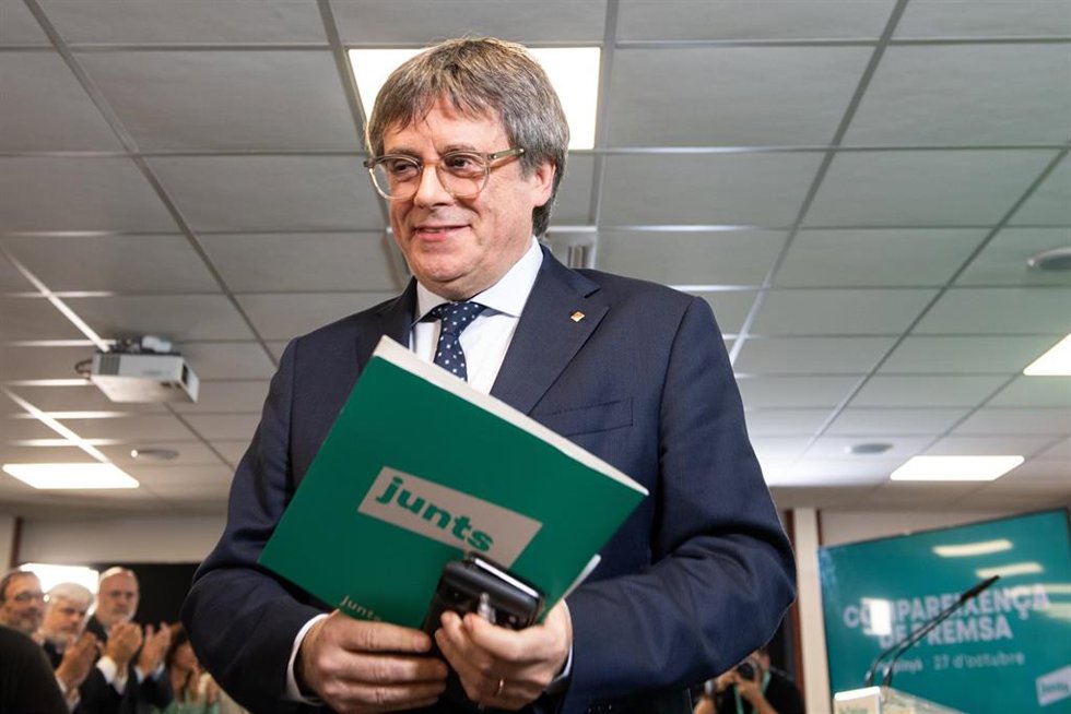 El presidente de Junts, Carles Puigdemont, a su llegada a una rueda de prensa, en el espacio Les 5 Éléments, a 27 de octubre de 2025, en Perpignan (Francia). 