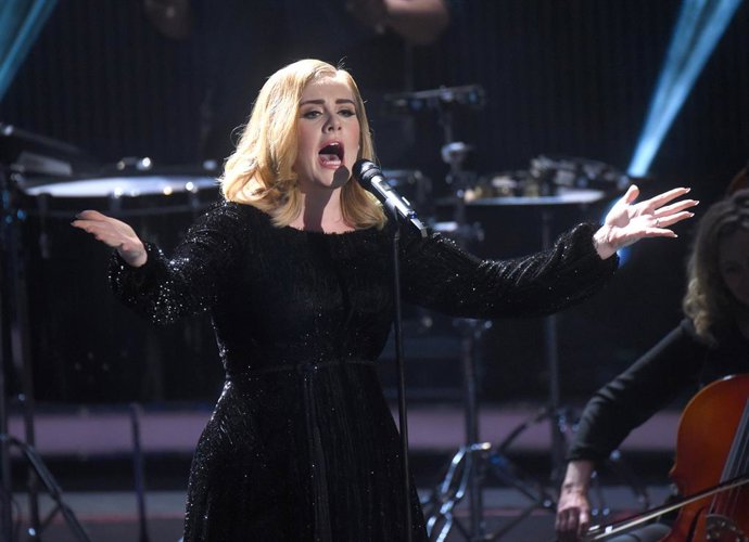 Archivo - FILED - 06 December 2015, North Rhine-Westphalia, Huerth: English singer Adele performs on stage during RTL's end-of-year review '2015! Menschen, Bilder, Emotionen' (lit. People, images, emotions). Photo: picture alliance / dpa