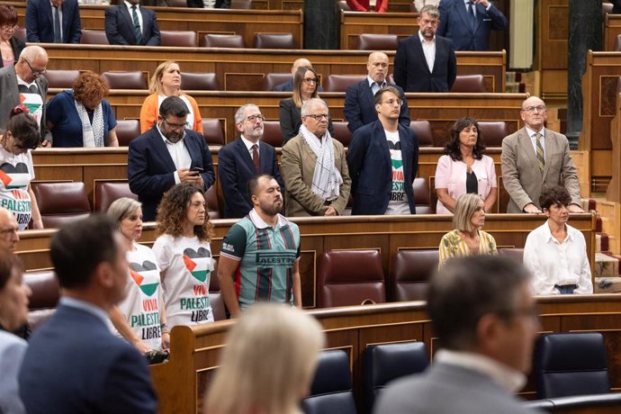 Archivo - Los diputados de Sumar con camisetas de apoyo a Palestina durante una sesión plenaria, en el Congreso de los Diputados, a 7 de octubre de 2025, en Madrid (España). 