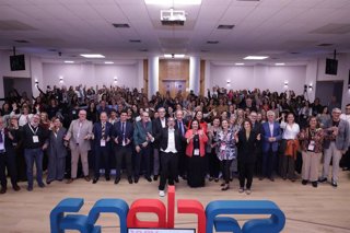 Foto de familia de los asistentes en el congreso de Sadeca en la Escuela Andaluza de Salud Pública