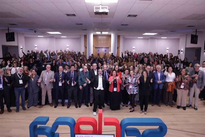 Foto de familia de los asistentes en el congreso de Sadeca en la Escuela Andaluza de Salud Pública
