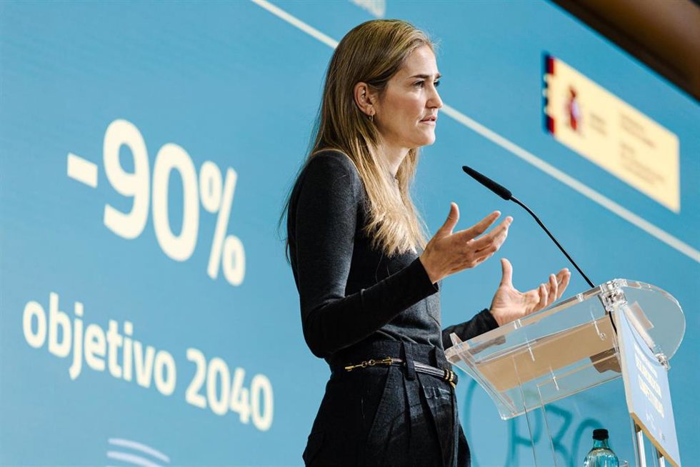 La vicepresidenta del Gobierno y ministra para la Transición Ecológica y el Reto Demográfico, Sara Aagesen, durante a la presentación del nuevo paquete de ayudas a la descarbonización y la competitividad, en la sede del Ministerio, a 13 de octubre de 20