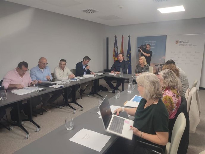 La consellera de Trabajo, Función Pública y Diálogo Socia, Catalina Cabrer, preside la reunión de la Mesa Técnica de Hostelería.