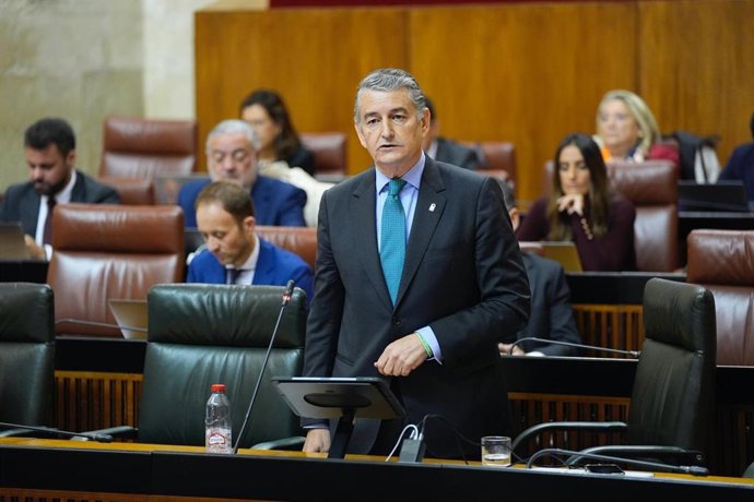 El consejero de Sanidad, Presidencia y Emergencias de la Junta de Andalucía, Antonio Sanz, en el Parlamento andaluz.