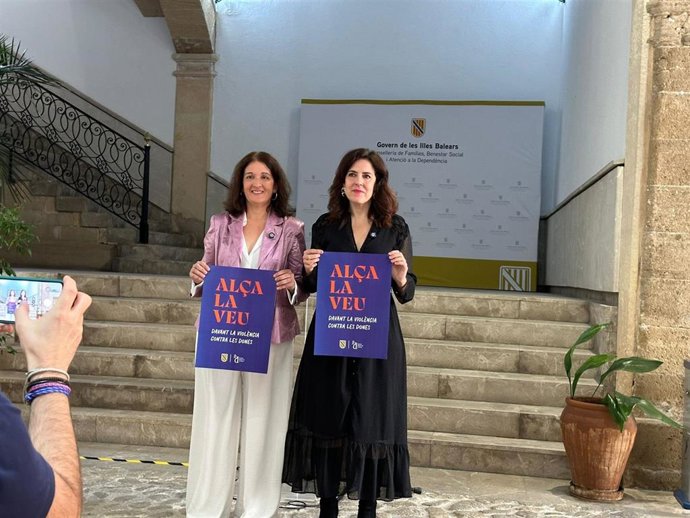 La consellera de Familias, Bienestar Social y Atención a la Dependencia, Sandra Fernández, y la directora del IBDona, Cati Salom, durante la presentación del programa de actos del 25N.