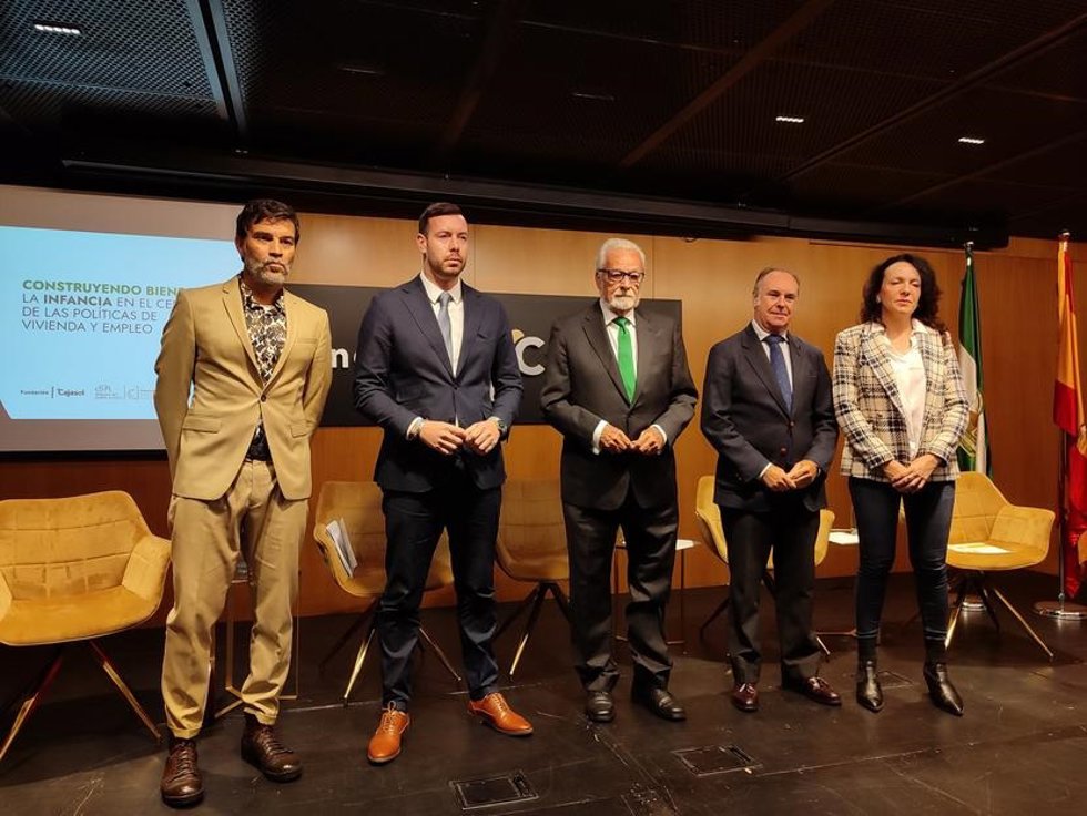 El Defensor de la Infancia y Adolescencia de Andalucía, Jesús Maeztu, y el director de Save the Children en Andalucía, Javier Cuenca.