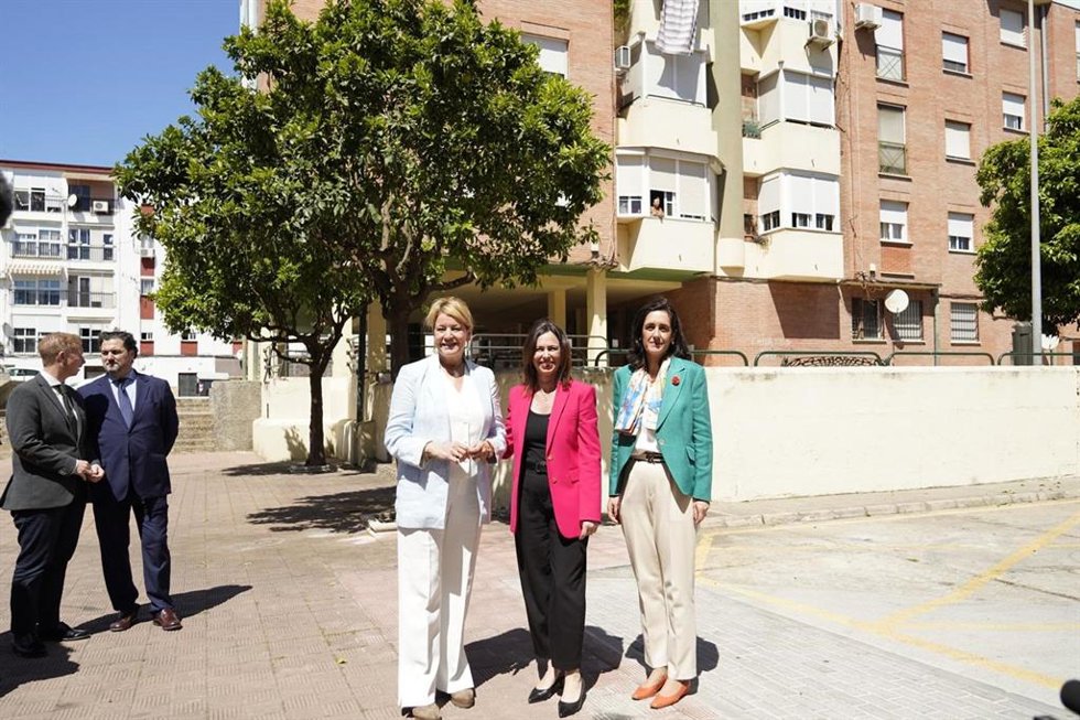 La consejera de Fomento, Articulación del Territorio y Vivienda, Rocío Díaz, en su visita a las viviendas de la calle Valparaíso de Huelva.