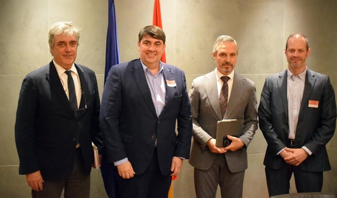 El Movimiento Contribuyentes en Acción inicia su ronda institucional con una reunión en el Congreso junto a Juan Bravo y Pedro Puy (PP).