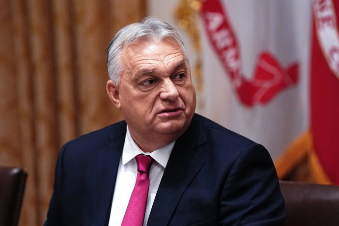 7 de novembro de 2025, Washington, Distrito de Columbia, EUA: O primeiro-ministro Viktor Orban, da Hungria, fala com o presidente dos Estados Unidos, Donald J. Trump (não retratado), durante um almoço bilateral na Sala do Gabinete da Casa Branca em Washin