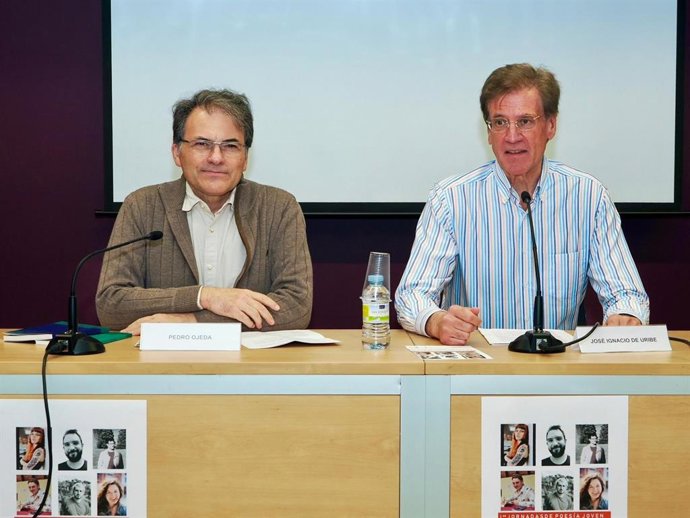 El gerente de la Fundación Municipal de Cultura (FMC), José Ignacio de Uribe, y el coordinador de Valladolid Letraherido, Pedro Ojeda, en la presentación de las primeras Jornadas de Poesía Joven.