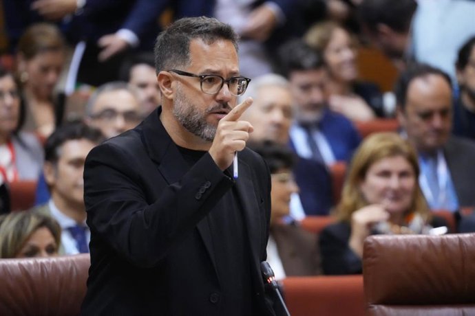 El portavoz del Grupo Mixto-Adelante Andalucía, José Ignacio García, este jueves durante su pregunta al presidente de la Junta en el Pleno del Parlamento.