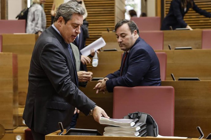 Archivo - El síndic de Vox en Les Corts, José María Llanos (I), durante un pleno