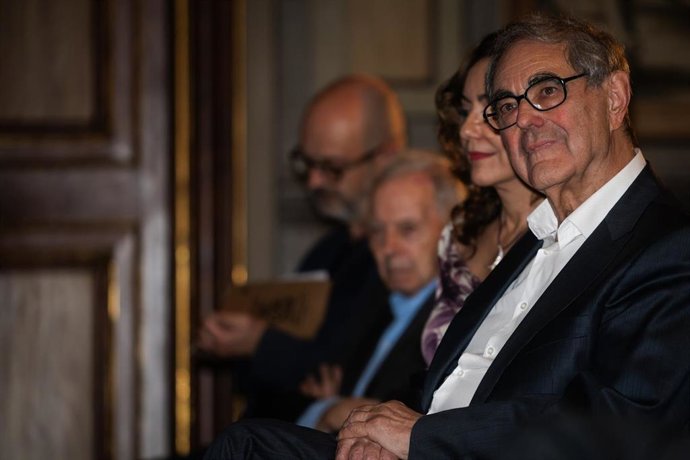 Gabriel Janer Manila durante su homenaje junto a su hija, la también escritora Maria de la Pau Janer