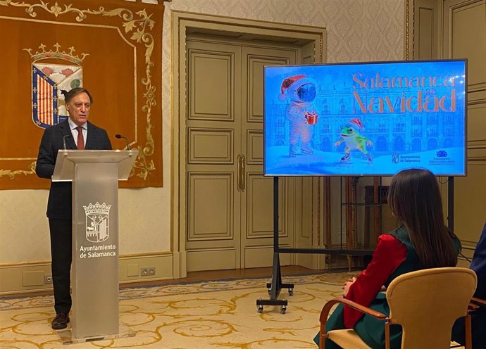 El alcalde, Carlos García Carbayo, durante la presentación de 'Salamanca es Navidad'