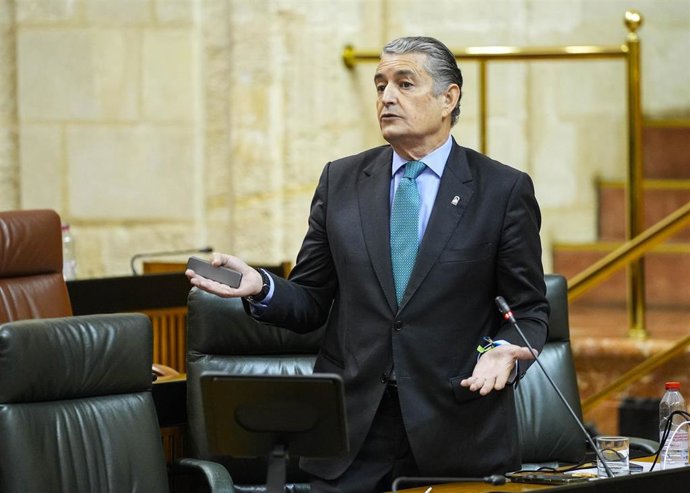 El consejero de Sanidad, Presidencia y Emergencias, Antonio Sanz, en el Pleno del Parlamento andaluz.