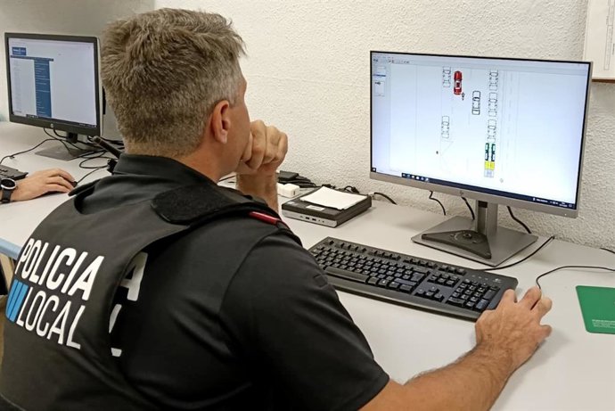 Un agente de la Policía Local de Palma analiza documentos en un ordenador.