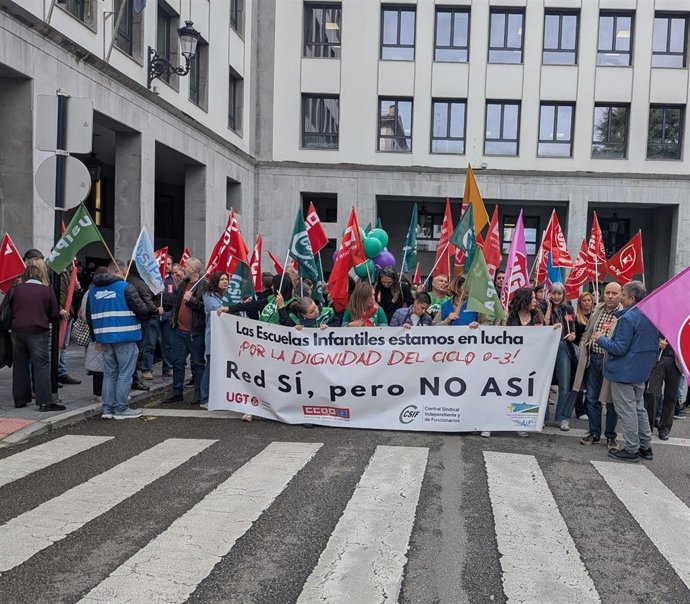 Manifestación de las educadoras de 0-3 frente a la Consejería de Educación