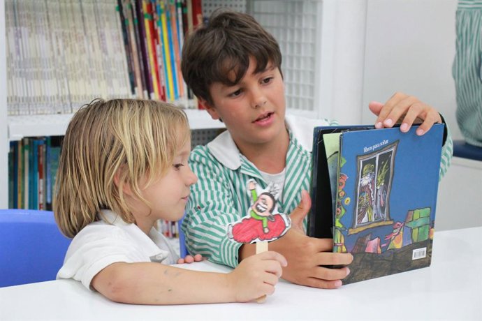 Tutor con su tutorizado en el Colegio Virgen de Europa