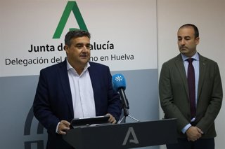 El delegado de la Junta en Huelva, José Manuel Correa (izquierda), acompañado de delegado de Desarrollo Educativo y Formación Profesional, Carlos Soriano.