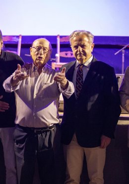 Archivo - El presidente de la Diputación, Salvador Fuentes (dcha.), junto a Antonio Fernández Díaz, 'Fosforito', en una imagen de archivo,