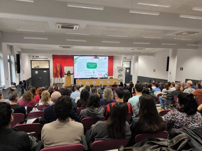 La secretaria nacional de Prevención de Riesgos Laborales del CSIF, Encarna Abascal, durante su participación en la jornada 'Intervención y prevención ante conductas suicidas: herramientas para equipos de emergencias, policía y servicios sociales'