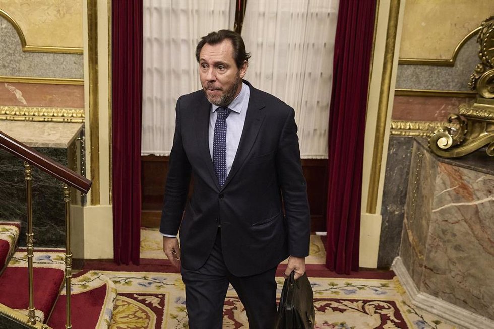 El ministro de Transportes y Movilidad Sostenible, Óscar Puente, a su llegada a una sesión plenaria en el Congreso de los Diputados, a 13 de noviembre de 2025, en Madrid (España). 