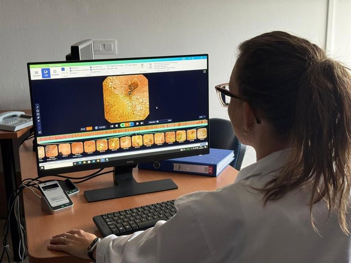 Una sanitaria examinando una prueba realizada mediante cápsula endoscópica en el Hospital de Puerto Real.