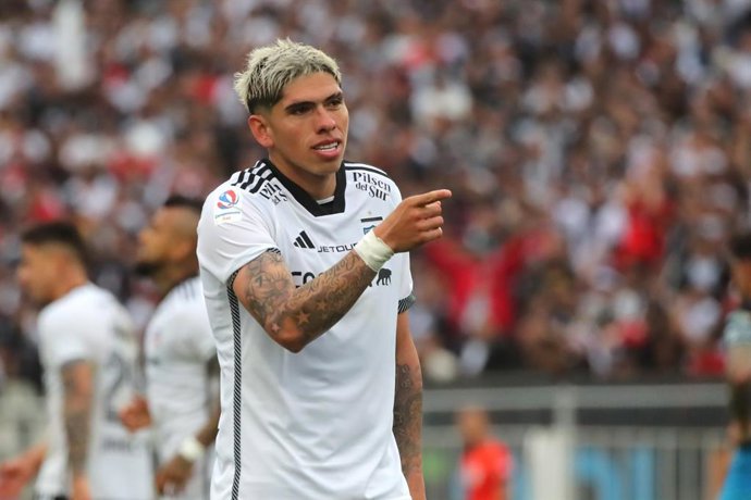 Archivo - Futbol, Colo Colo vs Deportes Iquique. Fecha 29, Campeonato Nacional 2024. El jugador de Colo Colo Carlos Palacios, centro, celebra su gol contra Deportes Iquique durante el partido de primera division disputado en el estadio Monumental en Santi