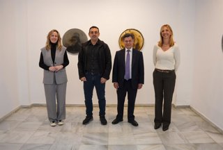 La diputada de Cultura, Vanesa Beltrán, con el autor Óscar Cárdenas en la presentación de su exposición en la Sala Rivadavia.