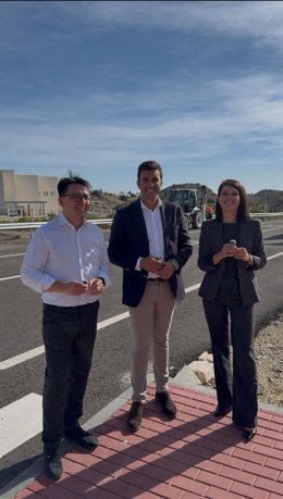 Los parlamentarios andaluces del PP de Almería, Manuel Guzmán y Ángeles Martínez, junto al alcalde de Mojácar, Francisco García, durante su visita a las obras de la variante del municipio.