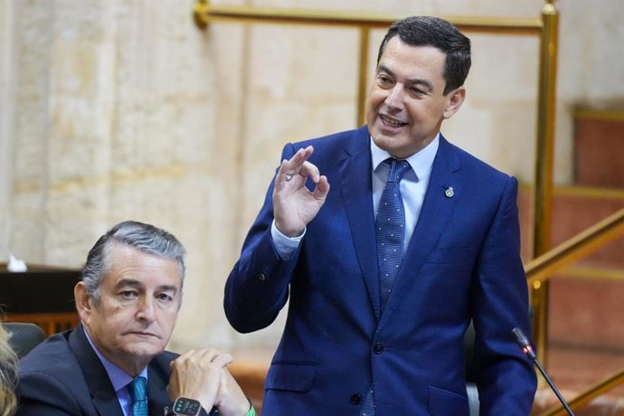 El presidente de la Junta de Andalucía, Juanma Moreno, este jueves en el Pleno del Parlamento.