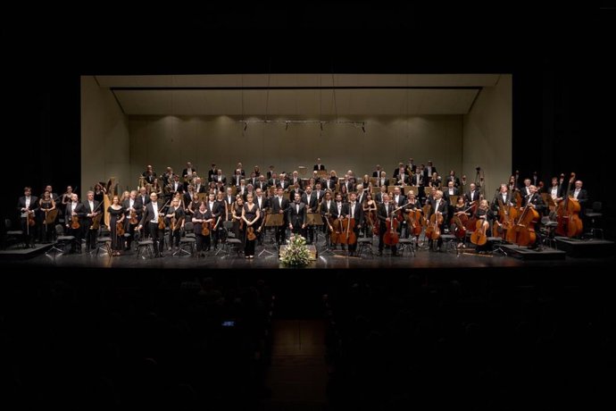 El maestro Lucas Macías dirige a la Orquesta Sinfónica de Sevilla en una imagen de archivo.