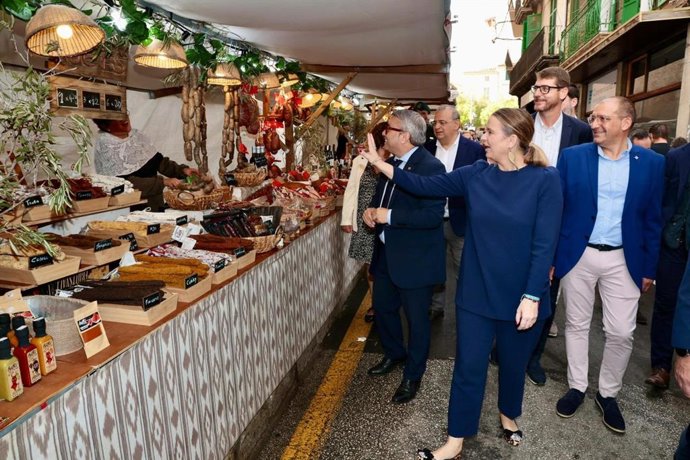 La presidenta del Govern, Marga Prohens, da un paseo por la feria.